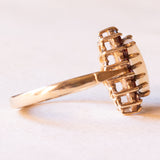 Anello a margherita vintage in oro giallo 9K con opale (0.80ctw ca.) e granati (0.35ctw ca.), anno 1980