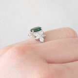 Anello vintage in platino con tsavorite (0.94ct) e due fiori di diamanti (0.78ctw), anni ‘90/anni ‘2000