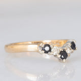Anello a “V” vintage in oro giallo 9K con zaffiri (0.25ct ca.) e diamanti di taglio brillante (0.10ctw ca.), anni ‘80
