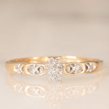 Anello a fascia con fiore centrale in oro giallo 9K con diamanti (0.05ctw ca.), anni ‘70/‘80