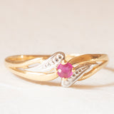 Anello vintage in oro giallo e bianco 18K con rubino sintetico (0.07ct ca.), anni ‘60/‘70