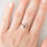 Anello a margherita vintage in oro giallo 9K con rubino (0.35ct ca.) e diamanti (0.06ctw ca.), anno 1984