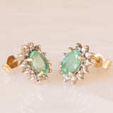 Orecchini a margherita in oro giallo 9K con smeraldi (0.80ctw ca.) e diamanti (0.12ctw ca.), anni ‘70/‘80