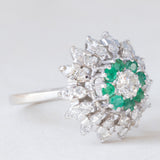 Anello vintage a fiore in oro bianco 18K con smeraldi (0.40ctw ca.) e diamanti di taglio brillante (1.20ctw ca.), anni ‘60/‘70