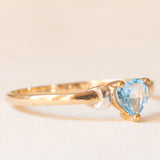 Solitario vintage in oro giallo e bianco 9K con topazio azzurro di taglio a cuore (0.40ct ca.), anni ‘90