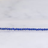 Collana moderna con tanzanite e vetri blu e con chiusura in oro giallo 18K