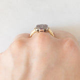 Anello vintage in stile Art Déco in oro giallo e bianco 18K con rubini di taglio carré (1ctw ca.) e diamanti (0.20ctw ca.), anni ‘50