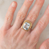 Anello da cocktail vintage in oro giallo 8K con spinello azzurro sintetico (7ct ca.), anni ‘60/‘70