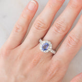 Anello a margherita in platino con tanzanite (1.70ct) e diamanti (1.28ctw), anni '90/anni '2000