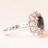 Anello a margherita vintage in oro bianco 18K con zaffiro (1.50ct ca.) e diamanti (0.30ctw ca.), anni ‘70