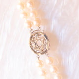 Collana con doppio filo di perle bianche e con chiusura in oro bianco 18K con pietra di Luna (3ct ca.), rubini sintetici (0.30ctw ca.) e diamanti (0.24ctw ca.), anni ‘60