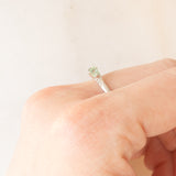 Trilogy vintage in oro bianco 9K con zaffiri verde sintetici (0.80ctw ca.) e diamanti, anni ‘90