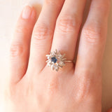 Anello a margherita vintage in oro bianco 14K con zaffiro (0.40ct ca.) e diamanti di taglio brillante (0.15ctw ca.), anni ‘70/‘80