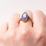 Anello a navette vintage in oro giallo 9K con jasperware rappresentante la dea Diana, anni ‘70