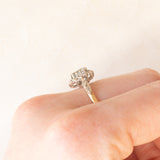 Anello a margherita in oro giallo e bianco 9K con acquamarina (0.40ct ca.) e diamanti (0.18ctw ca.), anni ‘80