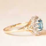 Anello a margherita vintage in oro giallo e bianco 9K con spinello sintetico azzurro (1ct ca.) e diamanti (0.05ctw ca.), anni ‘90