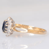 Anello a margherita vintage in oro giallo e bianco 9K con zaffiro (0.60ct ca.) e diamanti (0.06ctw ca.), anno 1988
