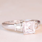 Anello vintage in oro bianco 9K con kunzite (1.20ct ca.) e diamanti di taglio tapered, anno 2005