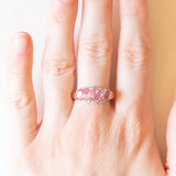 Veretta vintage in oro giallo e bianco 14K con zaffiri rosa sintetici (1.40ctw ca.) e diamanti (0.03ctw ca.), anni ‘70/‘80
