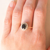 Anello a margherita vintage in oro giallo 9K con zaffiro (1.20ct ca.) e diamanti (0.12ctw ca.), anni ‘80/‘90