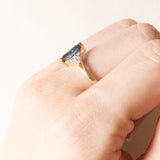 Anello vintage in oro giallo con zaffiro (0.80ct ca.) e diamanti di taglio brillante (0.18ctw ca.), anni ‘80