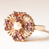 Anello a fiore in oro giallo 9K con granati (0.48ctw ca.) e perla, anni ‘40/‘50