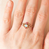 Anello vintage in stile antico in oro giallo 9K con opale (0.20ct ca.) e rubini sintetici (0.30ctw ca.), anni ‘80