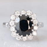 Anello a margherita in oro bianco 14K con zaffiro (3.50ct ca.) e diamanti di taglio brillante (0.56ctw ca.), anni ‘70