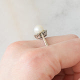 Anello a margherita vintage in oro bianco 14K con perla bianca e diamanti di taglio brillante (0.20ctw ca.), anni ‘60