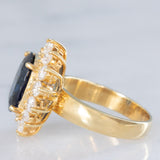 Anello a margherita vintage in oro giallo 18K con zaffiro (4.40ct ca.) e diamanti di taglio brillante (1.68ctw ca.), anni ‘70/‘80