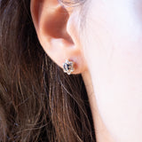 Orecchini a margherita vintage in oro giallo e bianco 14K con zaffiri (0.50ctw ca.) e diamanti di taglio brillante (0.24ctw ca.), anni ‘60