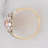 Anello a fiore antico in oro giallo 14K e argento con rubini (0.40ctw ca.) e diamanti di taglio vecchia miniera (0.65ctw ca.), primi del ‘900