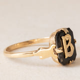 Anello antico in oro giallo 9K con onice e con lettera “B”, anni ‘30
