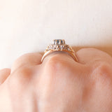 Anello a margherita vintage in oro giallo e bianco 9K con spinello sintetico azzurro (1ct ca.) e diamanti (0.05ctw ca.), anni ‘90