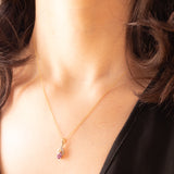 Collana vintage con catenina in oro giallo 9K e con ciondolo in oro giallo e bianco 9K con ametista (0.35ct ca.) e diamanti, anni ‘70