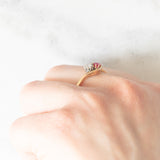Anello Toi et Moi in oro giallo 14K con rubino sintetico (0.17ct ca.) e diamante di taglio vecchia Europa (0.15ct ca.), anni ‘10/‘20