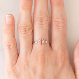 Trilogy vintage in oro bianco 14K con topazio arancione (0.34ct ca.) e diamanti di taglio brillante (0.02ctw ca.), anni ‘80/‘90