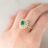 Anello ballerina vintage in oro giallo 14K con smeraldo (0.50ct ca.) e diamanti di taglio brillante e tapered (0.96ctw ca.), anni ‘80