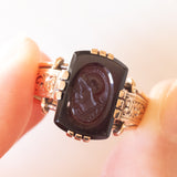 Anello vintage in oro giallo 14K con corniola incisa con profilo di soldato romano, anni ‘50/‘60