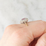 Anello a margherita vintage in oro giallo 9K con rubino (0.40ct ca.) e diamanti (0.28ctw ca.), anno 1987