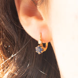 Orecchini vintage in oro giallo 18K con zaffiri (1ctw ca.) e diamanti di taglio brillante (0.16ctw ca.), anni ‘60