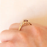 Anello vintage in oro giallo 9K con granato (0.40ct ca.) e diamanti (0.03ctw ca.), anni ‘70/‘80