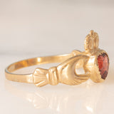 Anello Claddagh in oro giallo 9K e granato di taglio a cuore (0.45ct ca.), anno 1990