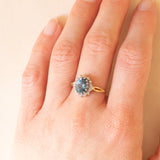 Anello a margherita vintage in oro giallo e bianco 9K con topazio azzurro (1.70ct ca.) e diamanti (0.14ctw ca.), anni ‘80