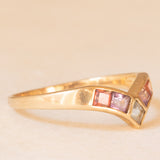 Anello vintage a “V” in oro giallo 9K con tormaline rosse, ametiste e acquamarina, anno 1990