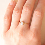 Solitario vintage in oro giallo 9K con opale (0.25ct ca.), anno 1976