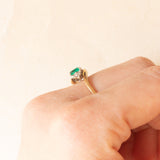Anello bypass vintage in oro giallo e bianco 9K con pasta di vetro verde e diamanti (0.03ctw ca.), anni ‘80