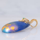 Collana moderna con filo di vetri blu e con pendente in oro giallo 18K con lapislazzuli, smeraldo e diamante