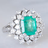 Anello vintage in oro bianco 14K con smeraldo (2ct ca.) e diamanti di taglio brillante (1.40ctw ca.), anni ‘60/‘70