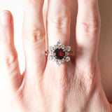 Anello a fiocco di neve vintage in oro bianco 18K con granato (2ct ca.) e diamanti di taglio brillante (1.50ctw ca.), anni ‘80